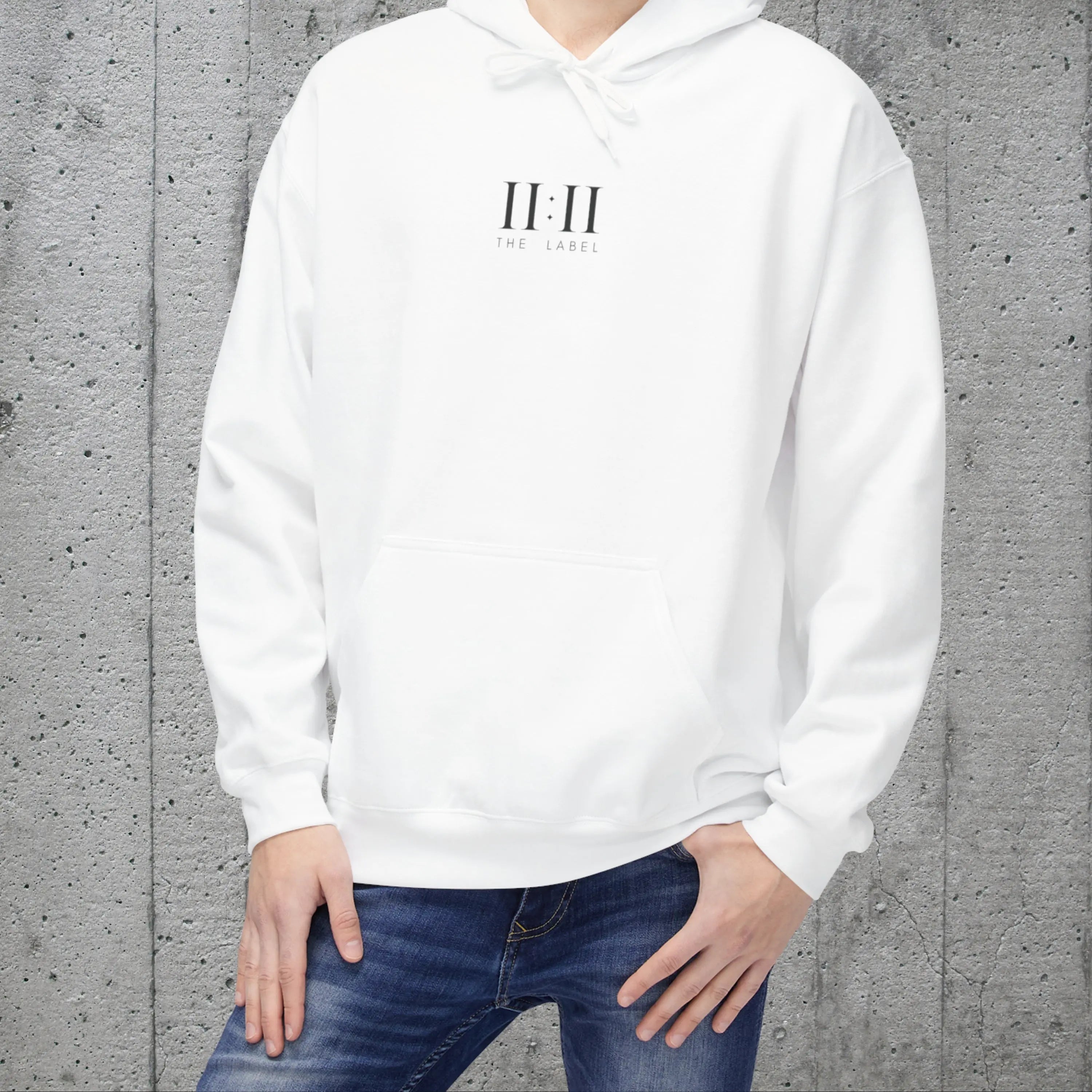 Hoodie blanc porté de la collection "Essentials" de The 11h11 Label.