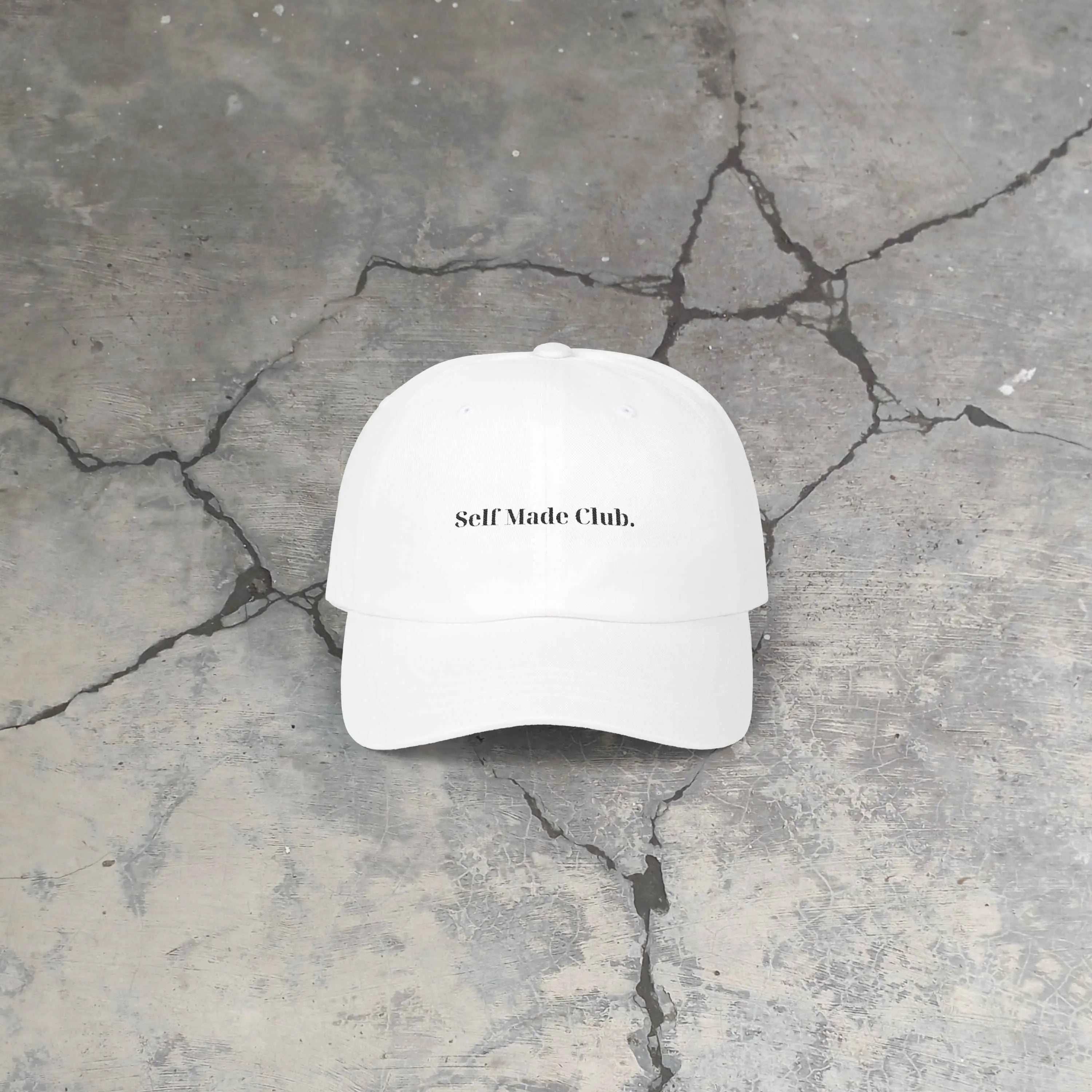 Casquette blanche premium à broderie "Self Made Club." - The 11h11 Label