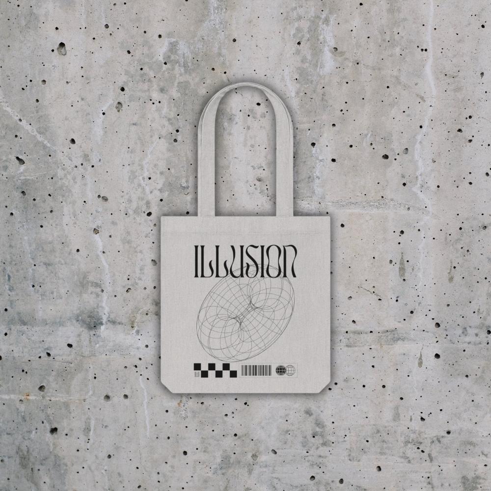 Tote bag gris "Illusion" vue de face posé sur un fond effet béton.